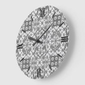 トライバルろうけつ染め – グレー/グレー、黒と白 ラージ壁時計 (傾斜)