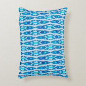 トライバルろうけつ染め – サファイアブルーとシルバーグレー アクセントクッション (正面(垂直))