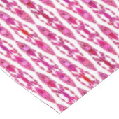 トライバルろうけつ染め – ブルクンディと明るい赤紫色ピンク テーブルクロス (アングル)