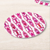トライバルろうけつ染め – ブルクンディと明るい赤紫色ピンク ラウンドペーパーコースター (アングル)
