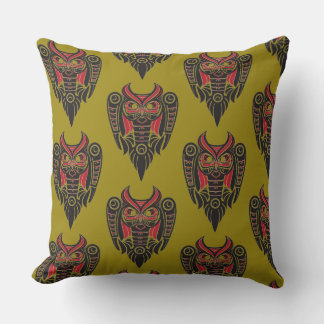 トライバルアートタトゥーフクロウデザイン模様 クッション