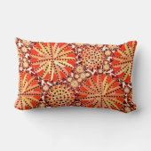 トライバルマンダラプリント、錆オレンジと茶色 ランバークッション (裏面)