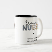 トラウマパーソナライズされたナース外傷看護ギフト ツートーンマグカップ (正面右)