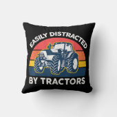 トラクタおもしろいーとシャツの農家Fに簡単に気を取られる クッション (裏面)