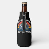 トラクタおもしろいーとシャツの農家Fに簡単に気を取られる ボトルクーラー (ボトル裏面)