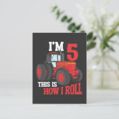 トラクターが大好きな5歳の少年 農家の5歳の誕生日プレゼント ポストカード (スタンド正面)