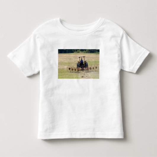 トラクターで収穫する少年 トドラーTシャツ (正面)