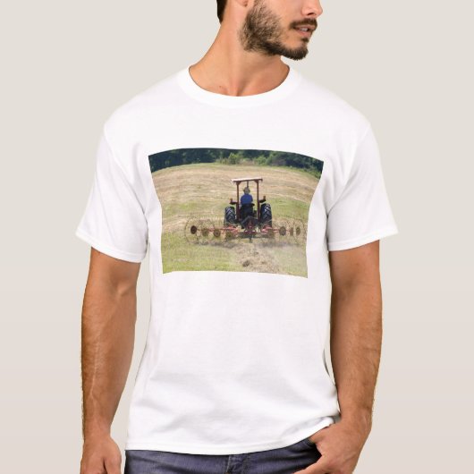 トラクターで収穫する少年 Tシャツ (正面)