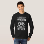 トラクターと父親であることが好きな男性 農家の父 Tシャツ (正面フル)