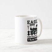 トラクターに簡単に気を取られる コーヒーマグカップ (正面右)
