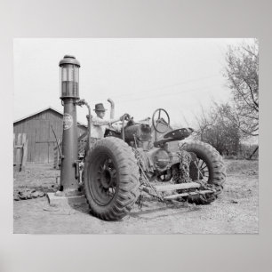 トラクターに給油する、1940年。ヴィンテージ写真 ポスター