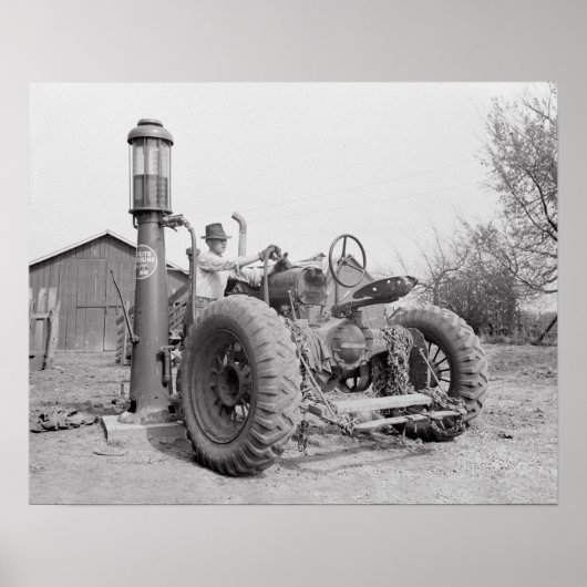 トラクターに給油する、1940年。ヴィンテージ写真 ポスター (正面)