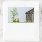 トラクターのある納屋の風景 長方形シール (バッグ)