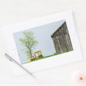 トラクターのある納屋の風景 長方形シール (封筒)