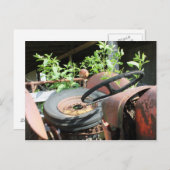 トラクターのシートに予備タイヤを積んだスクラップトラクター ポストカード (正面/裏面)