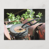 トラクターのシートに予備タイヤを積んだスクラップトラクター ポストカード (正面)