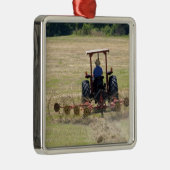 トラクターの収穫を運転している若い男の子 メタルオーナメント (右)