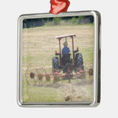 トラクターの収穫を運転している若い男の子 メタルオーナメント (左)