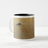 トラクターの収穫 ツートーンマグカップ (正面左)