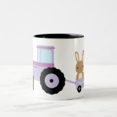 トラクターのBunnyがテキストを追加してパーソナライズ ツートーンマグカップ (中央)