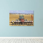 トラクターはシードコーンのプランターを引っ張る。 キャンバスプリント (インサイチュ (ウッドフロア))