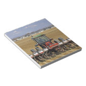 トラクターはシードコーンのプランターを引っ張る。 ノートパッド (アングル)