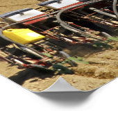 トラクターはシードコーンのプランターを引っ張る。 ポスター (角)