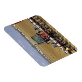 トラクターはシードコーンのプランターを引っ張る。 マグネット (右側)