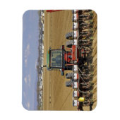 トラクターはシードコーンのプランターを引っ張る。 マグネット (縦)