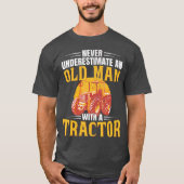 トラクターを持つ老人の過小評価厳禁 おもしろ Tシャツ (正面)