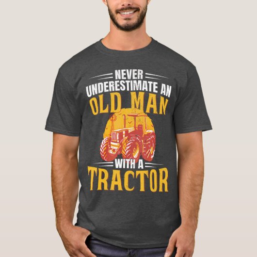 トラクターを持つ老人の過小評価厳禁 おもしろ Tシャツ (正面)
