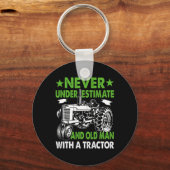 トラクターを持つ老人を決して過小評価しない キーホルダー (正面)