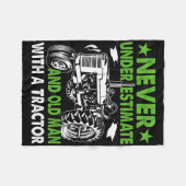 トラクターを持つ老人を決して過小評価しない フリースブランケット (正面(横))