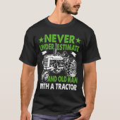 トラクターを持つ老人を決して過小評価しない Tシャツ (正面)