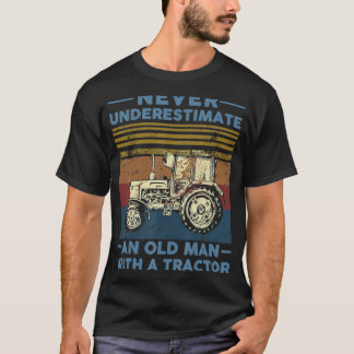 トラクターを持つ老人を決して過小評価しない Tシャツ