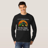 トラクターを持つ老人を決して過小評価しない Tシャツ (正面フル)