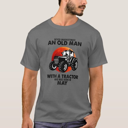 トラクターを持つ老人を決して過小評価しない Tシャツ (正面)