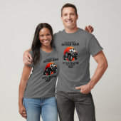 トラクターを持つ老人を決して過小評価しない Tシャツ (ユニセックス)