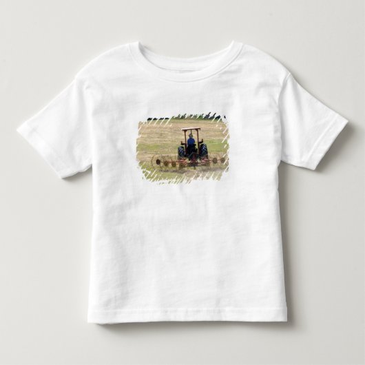 トラクターを運転して収穫する少年 トドラーTシャツ (正面)