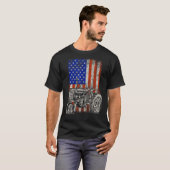 トラクターアメリカ合衆国国旗の愛国的農家第4戦 Tシャツ (正面フル)