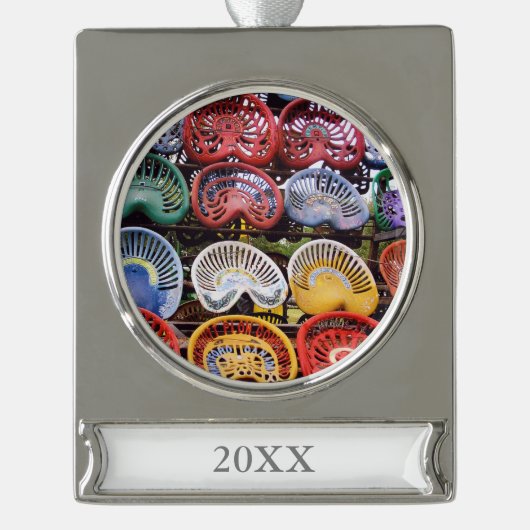 トラクターショーのトラクターの座席 シルバープレートバナーオーナメント (正面)