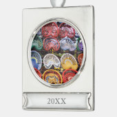 トラクターショーのトラクターの座席 シルバープレートバナーオーナメント (左)