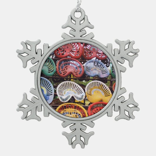 トラクターショーのトラクターの座席 スノーフレークピューターオーナメント (正面)