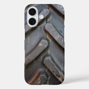 トラクタータイヤトレッドのクローズアップ iPhone 16ケース