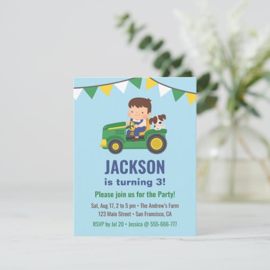 トラクターバースデーパーティーでかわいい男の子と犬 招待状 (スタンド正面)
