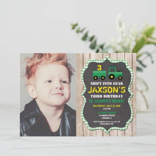 トラクターファーム誕生日ボーイグリーンイエローウッド写真 招待状 (スタンド正面)