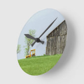 トラクター付き納屋シーン ラウンド壁時計 (傾斜)