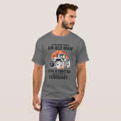 トラクター機能を持つ老人を決して過小評価しない Tシャツ (正面フル)