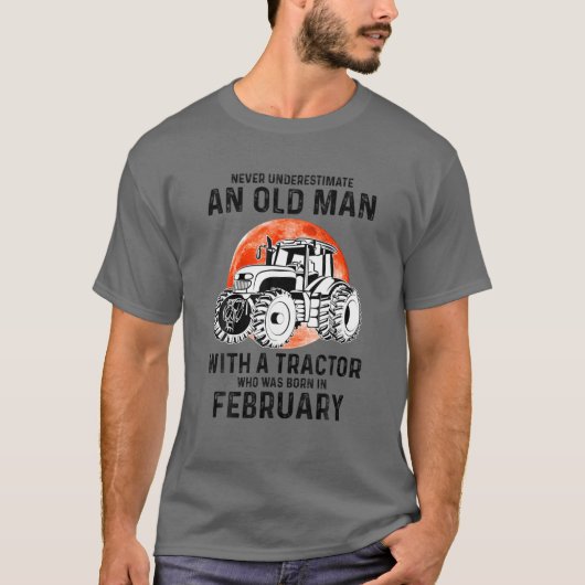 トラクター機能を持つ老人を決して過小評価しない Tシャツ (正面)
