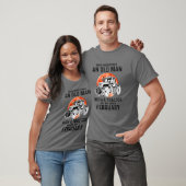 トラクター機能を持つ老人を決して過小評価しない Tシャツ (ユニセックス)